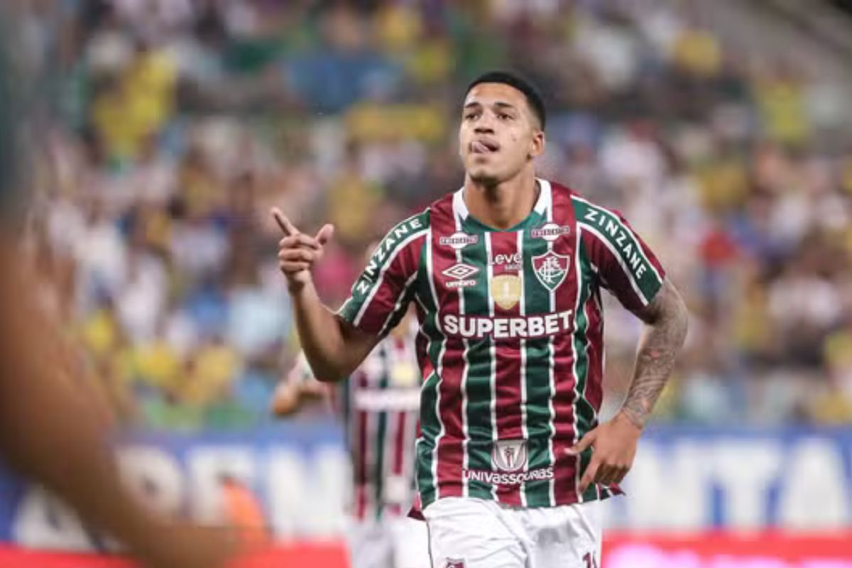 Imagem mostra Kauã Elias comemorando gol do Fluminense contra o Cuiabá