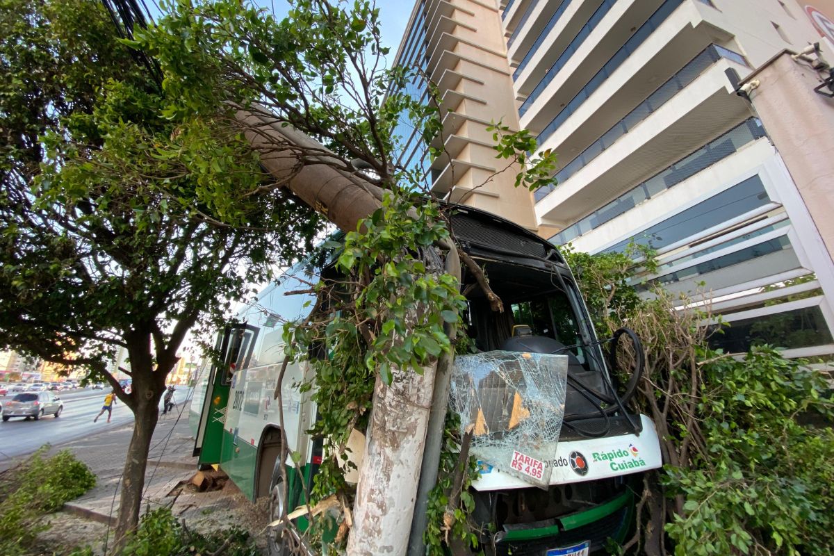 Foto acidente onibus Av CPA Cuiaba 1