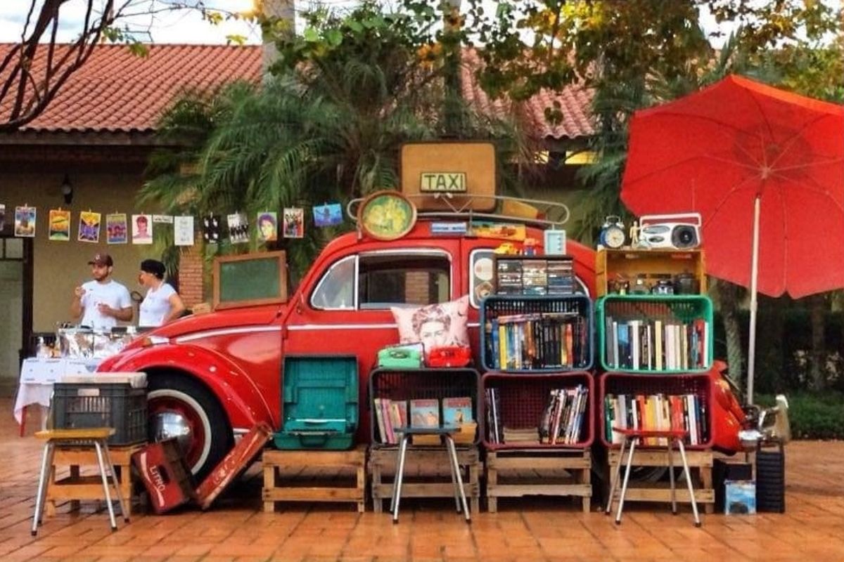 fusca vermelho do sebo e antiquário rua antiga