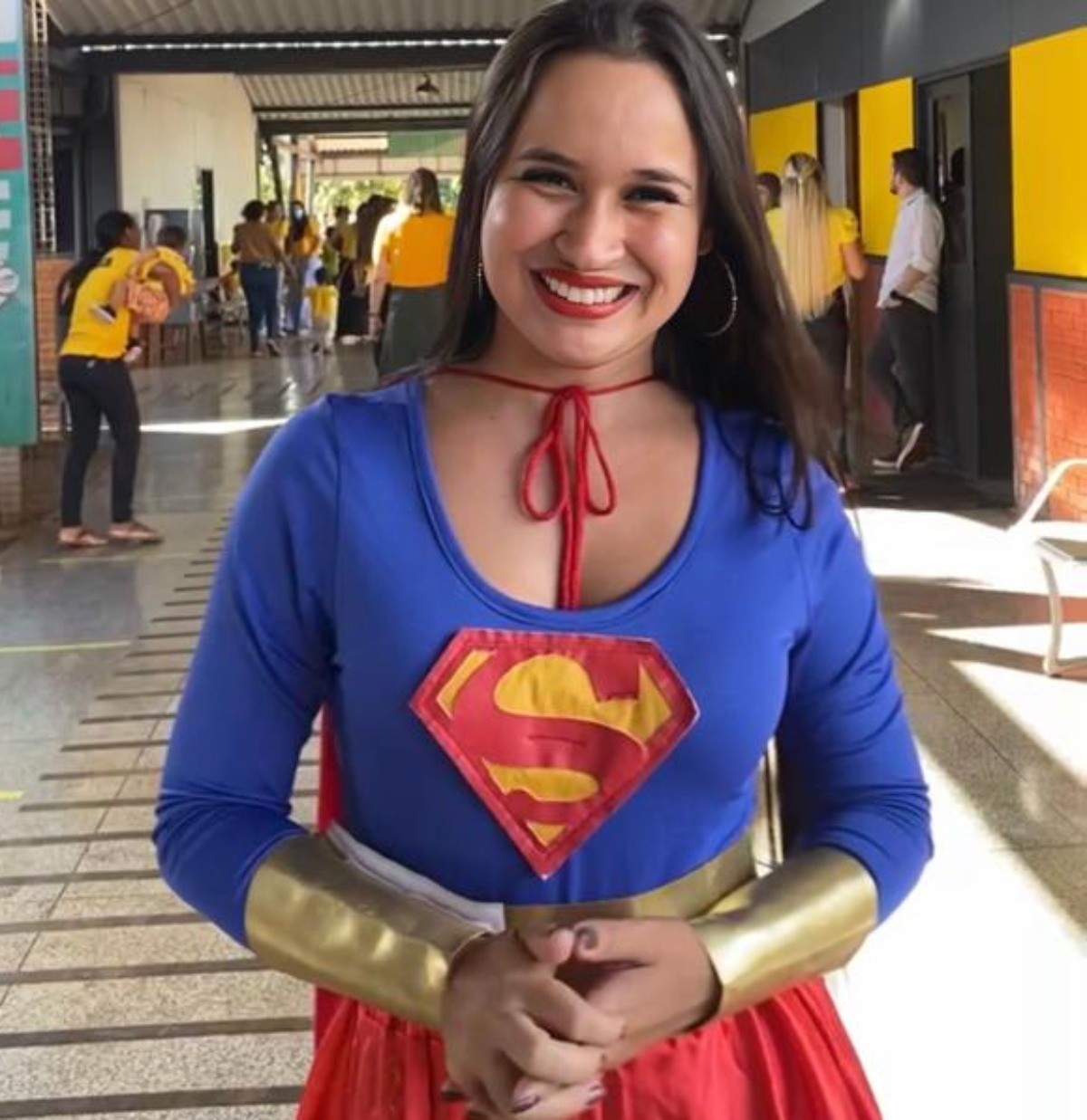 Yasmim Osório vestida de Supergirl