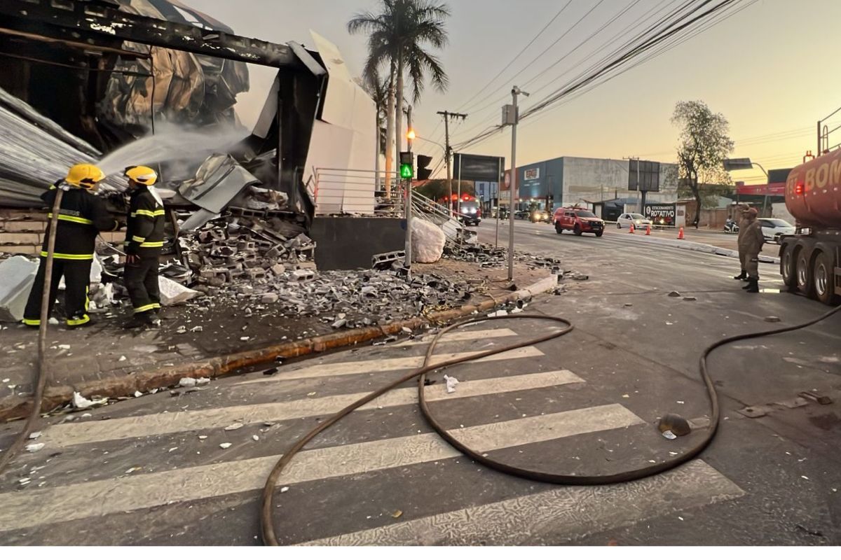 bombeiros apagam rescaldo