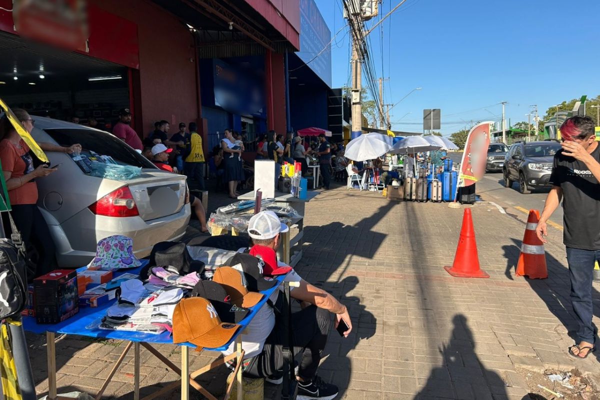 Os comerciantes estão expondo os produtos na calçada da Avenida Carmindo de Campos. (Foto: Stephane Gomes/ TVCA)