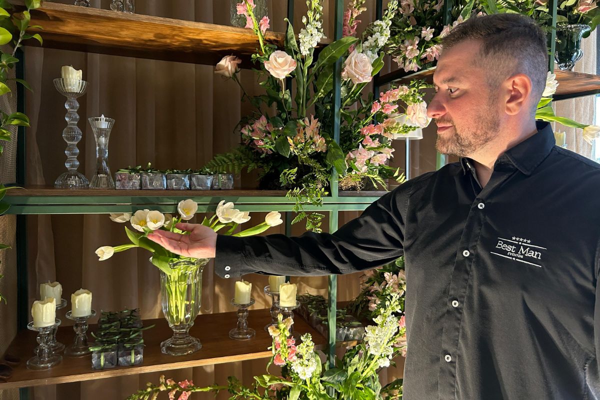 O cerimonialista Rafhael Oliveira aponta flores que ficam mais bonitas com o tempo frio (Foto: Maressa Mendonça)