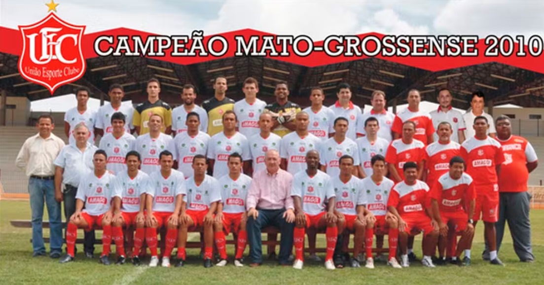 Arni Spiering, de camisa rosa sentado na primeira fileira de baixo para cima. (Foto: Divulgação)