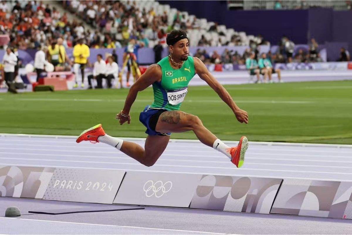 Almir Jr competindo nas semifinais do salto triplo dos Jogos Olimpicos de Paris 2024 — Foto Miriam JeskeCOB