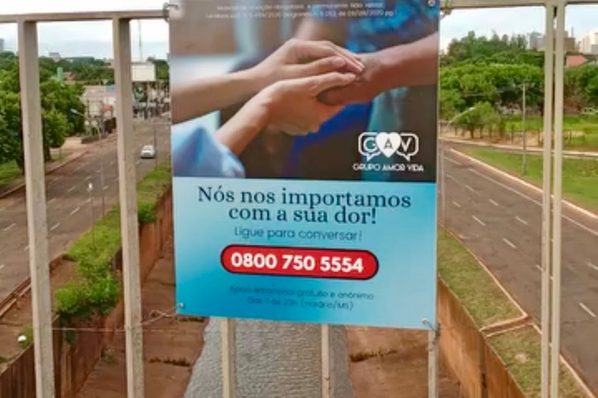 Cartaz em viaduto de Campo Grande (Foto: Gav)