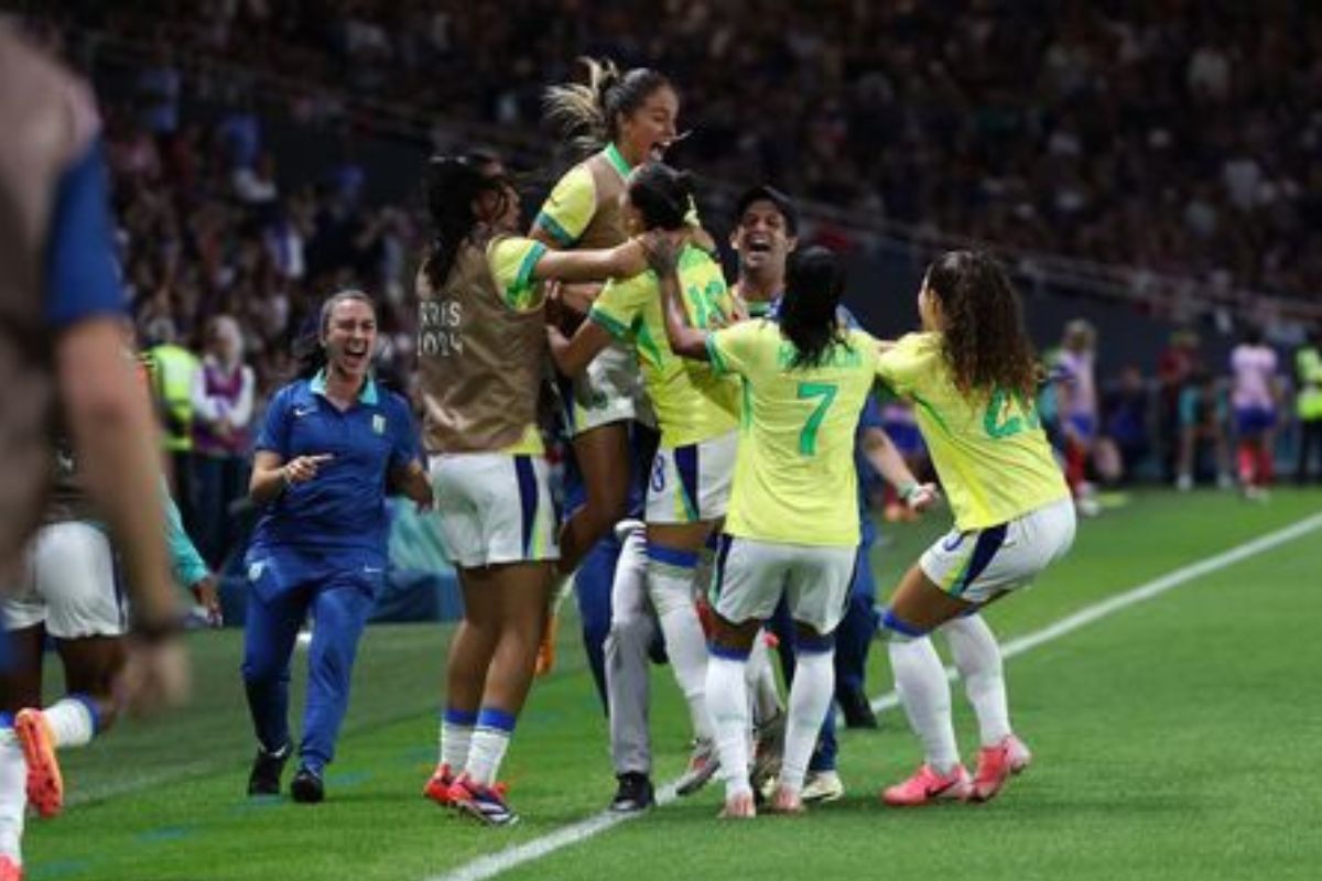 Seleção Feminina comemora o gol contra a França ( Foto: Romain Perrocheau/AFP)