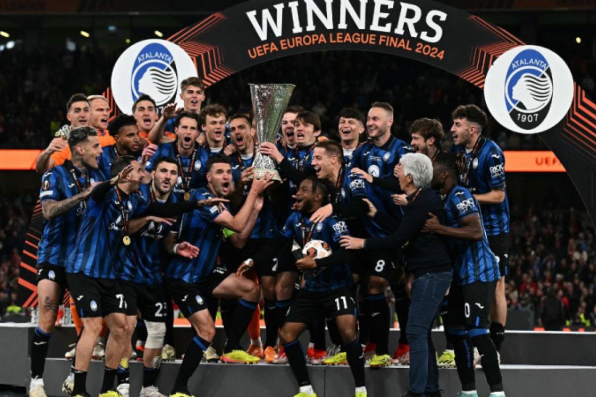 Tolói com o troféu da UEFA Europa League (Foto: Paul ELLIS / AFP)