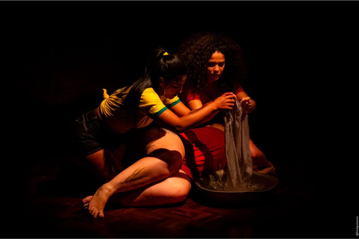 Grupo Ejé de Teatro Experimental em encenação na peça Sujas, uma das atrações do Festival de Teatro Luiz Carlos Ribeiro (Foto Divulgação)