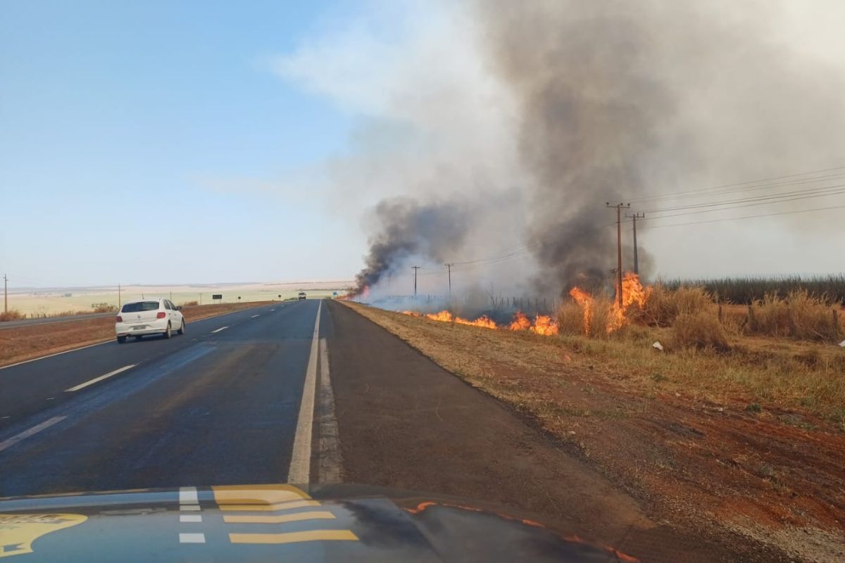 Incêndio atinge as margens da BR-163, em Itiquira. (Foto: PRF)