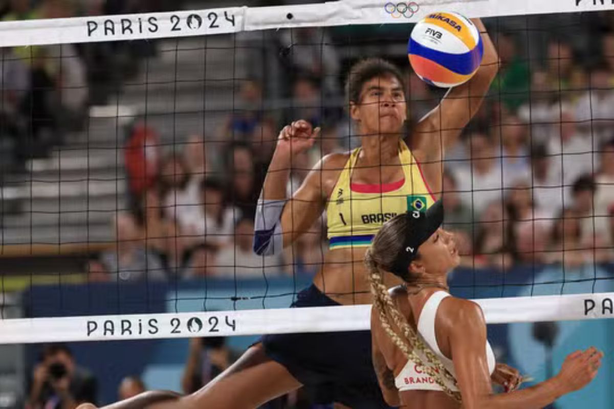 Duda e Ana Patrícia na final do vôlei de praia que terminou com a conquista do ouro (Foto: Reuters)