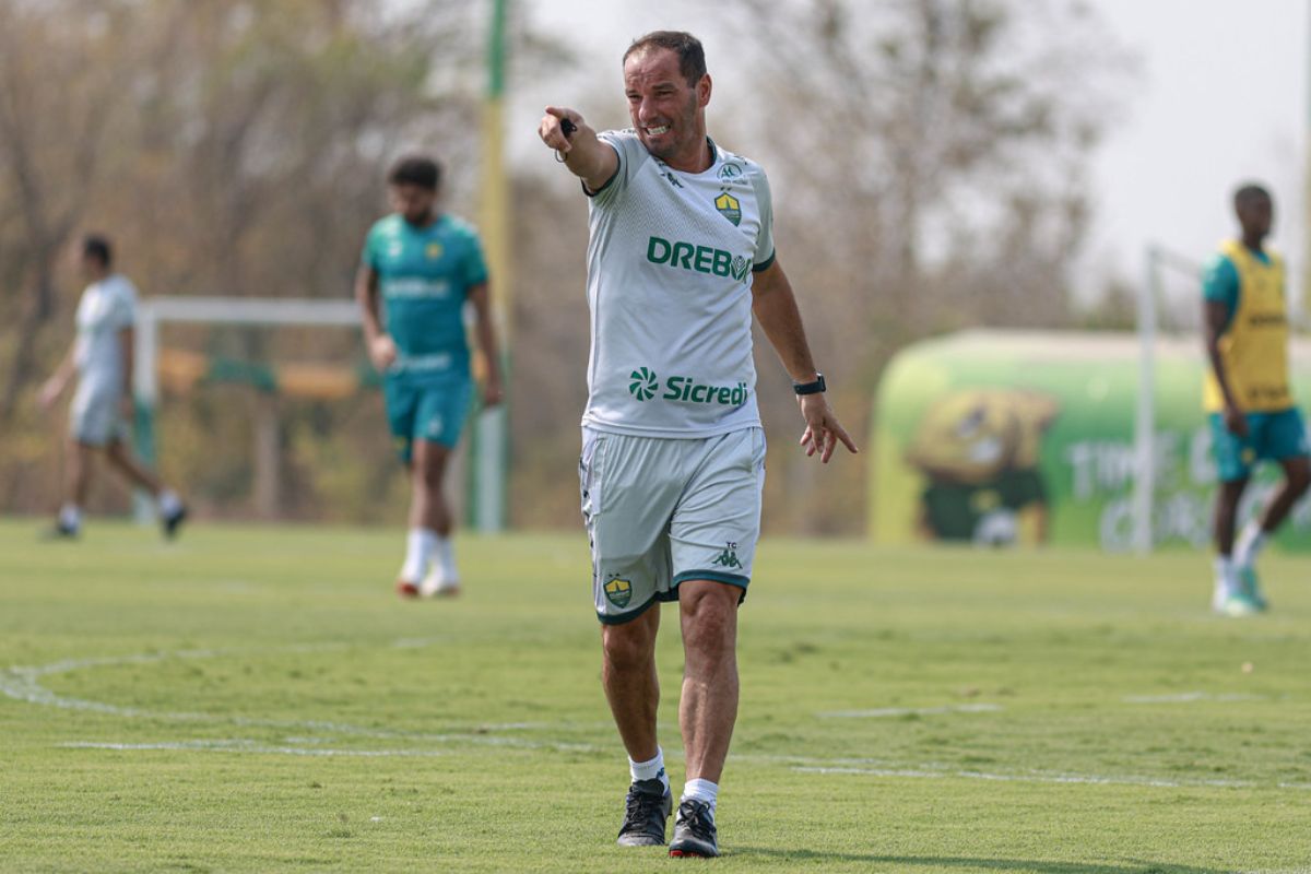 Petit busca levar o Cuiabá ao caminho da vitória ( Foto AssCom Dourado)