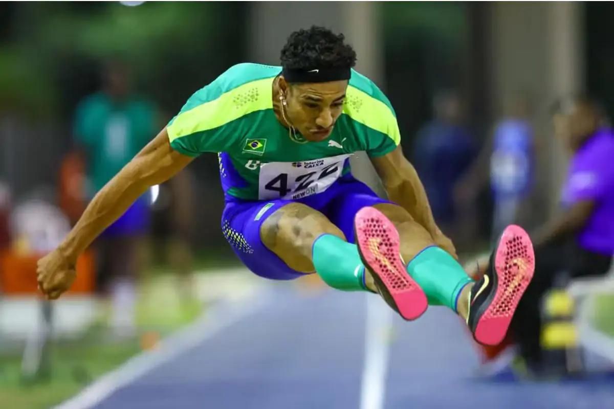 O atleta, Almir Júnior disputando o Ibero-Americano de atletismo em Cuiabá (Foto: Wagner Carmo/CBAt)