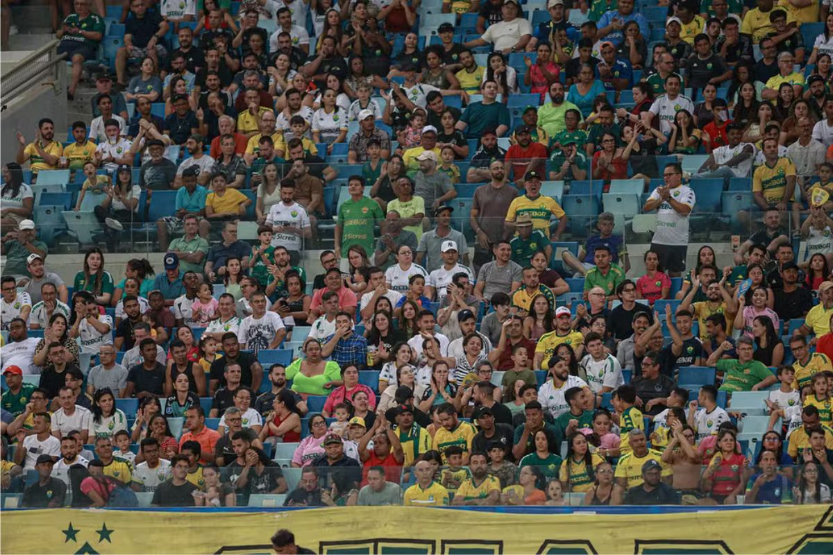 Torcida do Cuiabá contra o Athletico na Arena Pantanal (Foto: AssCom Dourado)