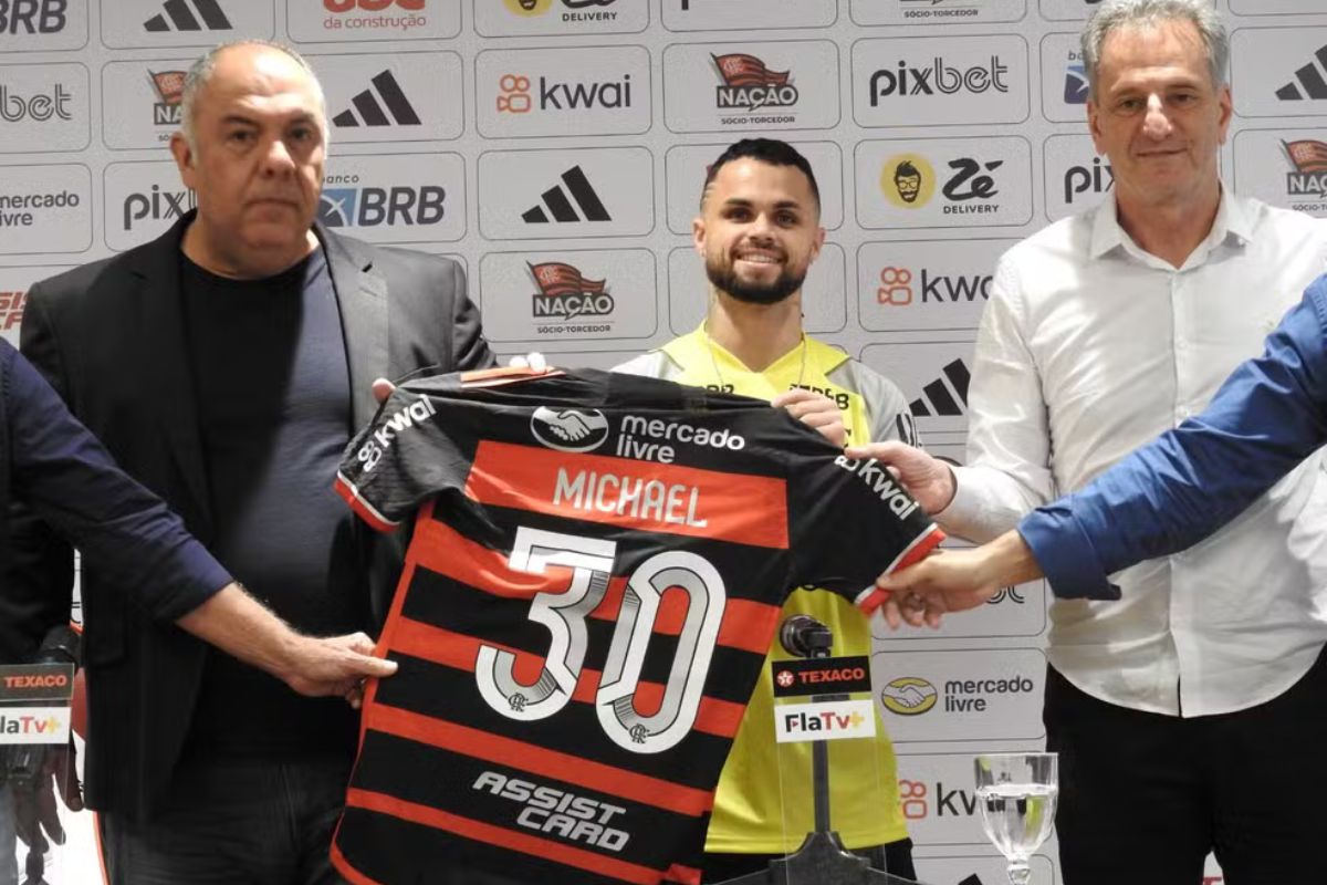 Michael é apresentado como reforço do Flamengo (Foto: Fred Gomes)