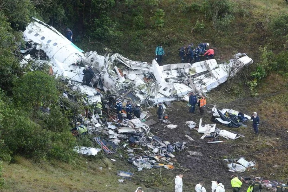 Destroços avião com equipe do Chapecoense (Foto: Luis Benavides)