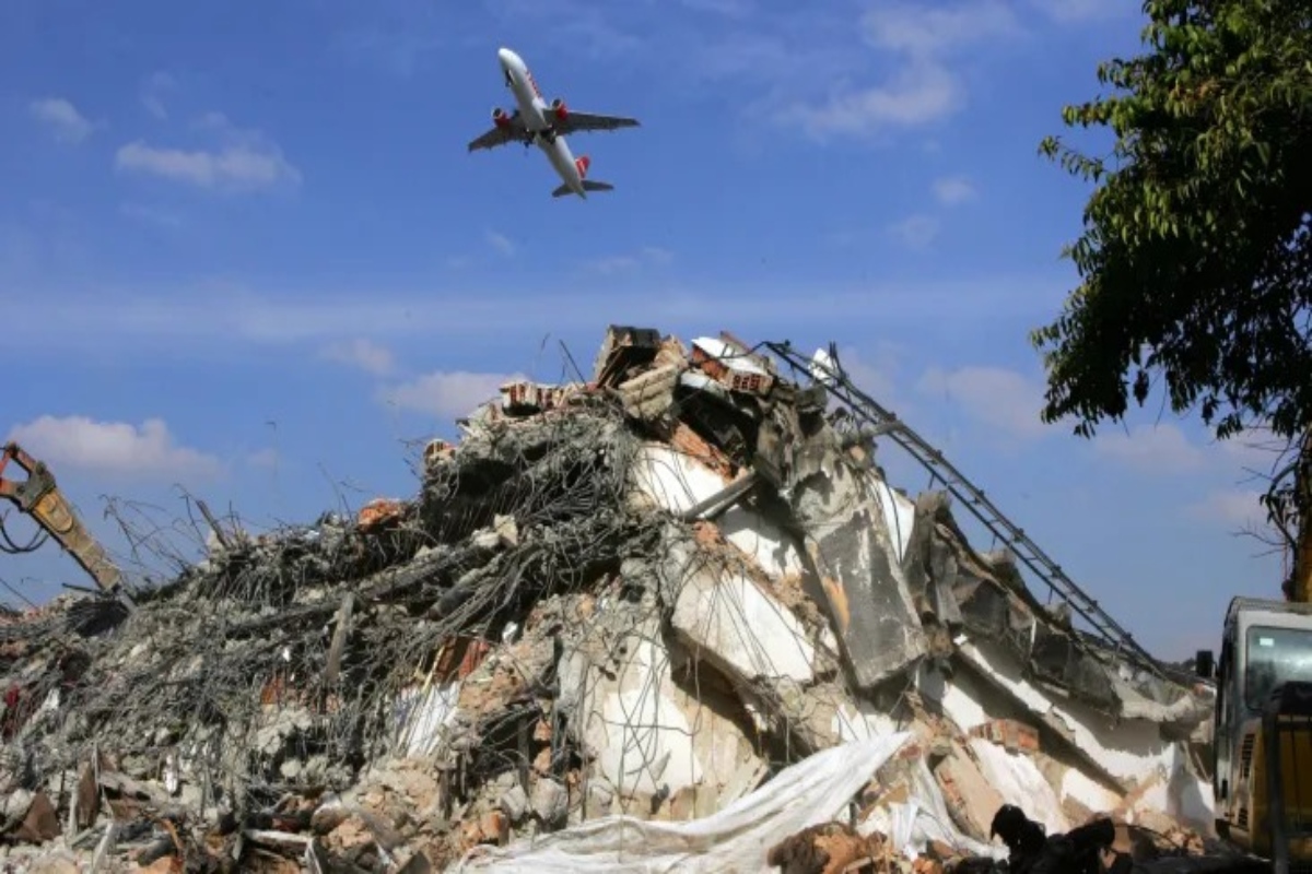 Escombros do prédio da TAM Express (Foto: Evelson de Freitas)