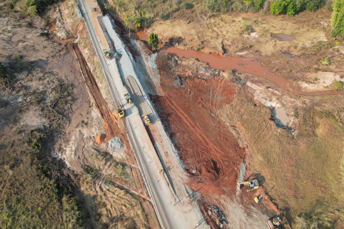 Obras na BR-163 em trecho afetado pelo rompimento da braagem (Foto:Divulgação/CCR)