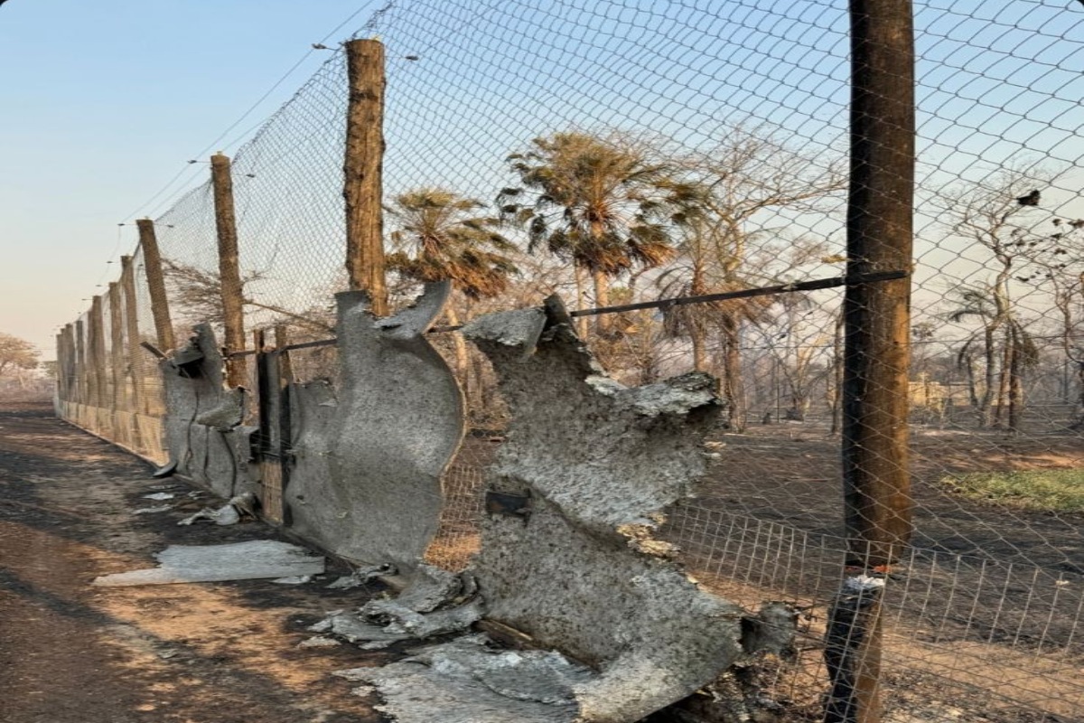 Recintos destruídos por fogo (Foto: Mário Heberfeld/Onçafari)