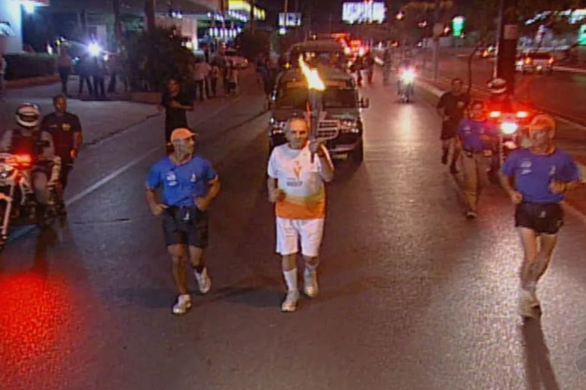 Ueze Zahran carregando a tocha, em 2007. (Foto: TVCA/ Reprodução)