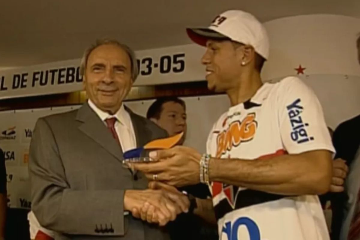 Ueze Zahran e o jogador Luis Fabiano. (Foto: TVCA/ Reprodução)