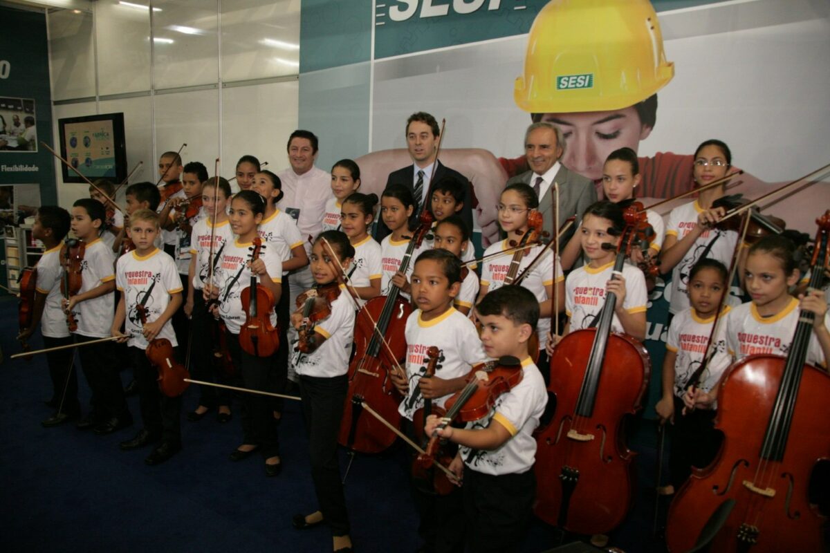 Ueze Elias Zahran rodeado de crianças da orquestra da Fundação Ueze Zahran (Foto: Arquivo)