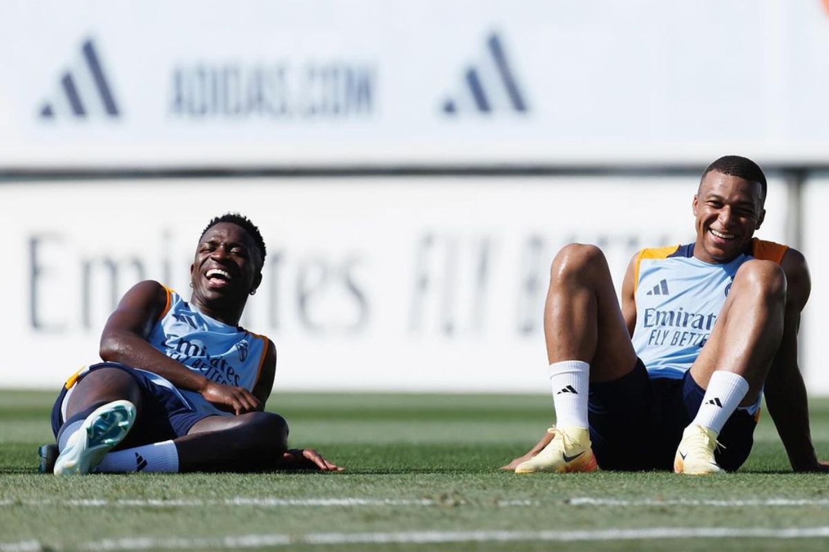 Vini Jr e Kylian Mbappé durante um descaso em meio aos treinos do time (Foto: Reprodução Instagram)