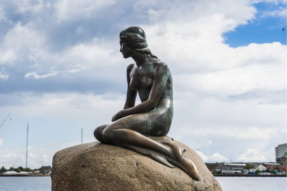 Estátua em homenagem ao conto da Pequena Sereia, em Copenhague. (Foto: Reprodução)