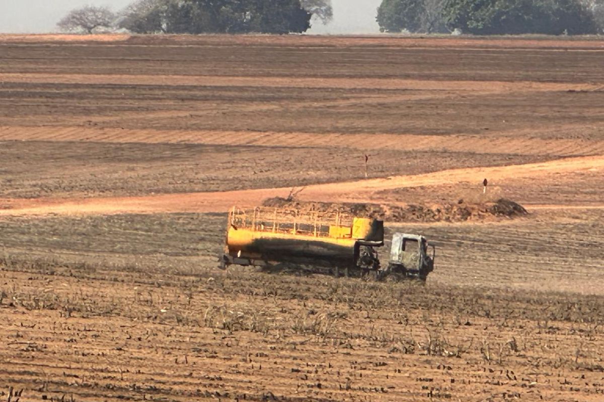 Caminhão em que os trabalhadores estavam ficou destruído (Foto: PM/MT)