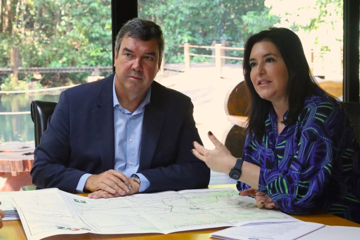 Governador Eduardo Riedel e ministra do Planejamento e Orçamento, Simone Tebet, durante reunião, em 22 de agosto de 2024, sobre a delegação para o governo de MS das rodovias federais BR-262 e BR-267 (Foto: Saul Schramm/Governo de MS)