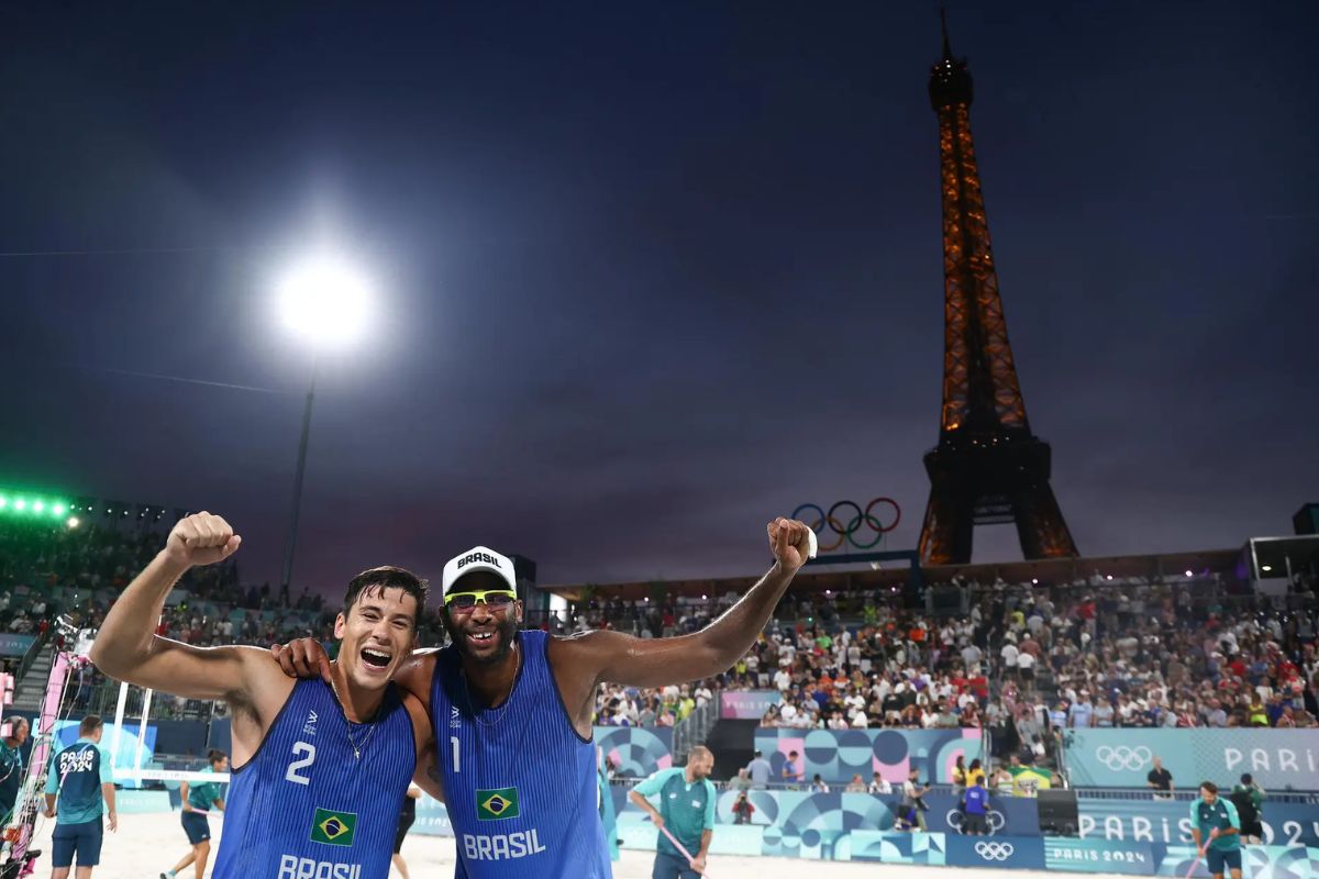 Evandro e Arthur atropelam holandeses e vão às quartas de final no vôlei de praia das Olimpíadas de Paris (Foto: Luiza Moraes/COB)