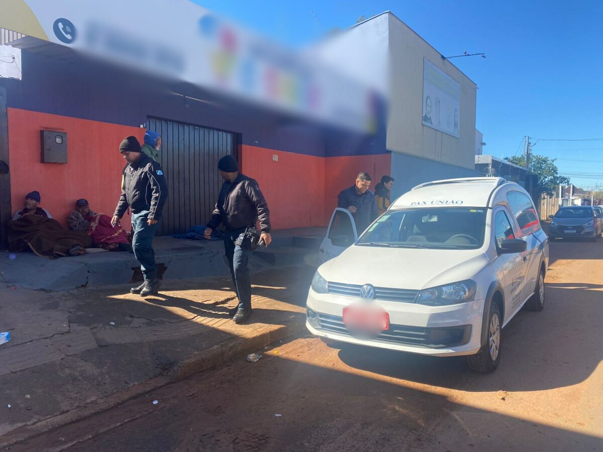 Carro funerário na rua Vaz de Caminha, no Noroeste, onde policial aposentado foi encontrado morto (Foto: Ana Karla Flores)