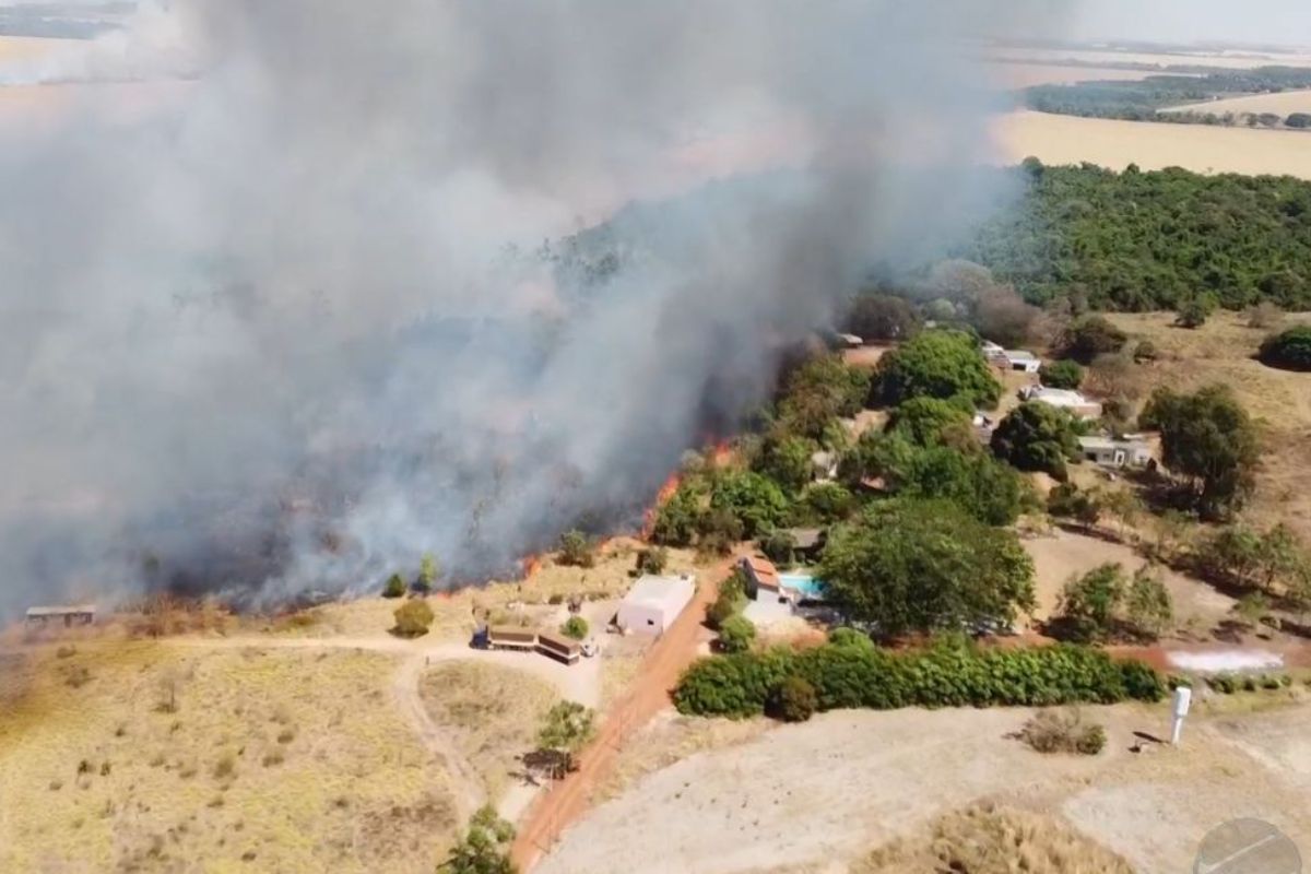 Incêndio florestal em Tangará da Serra, a 242 km de Cuiabá. (Foto: TVCA)