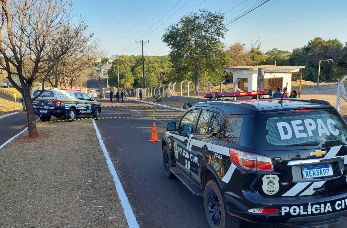 Viaturas policiais no local de acidente com morte, na Gury Marques (Foto: José Aparecido)