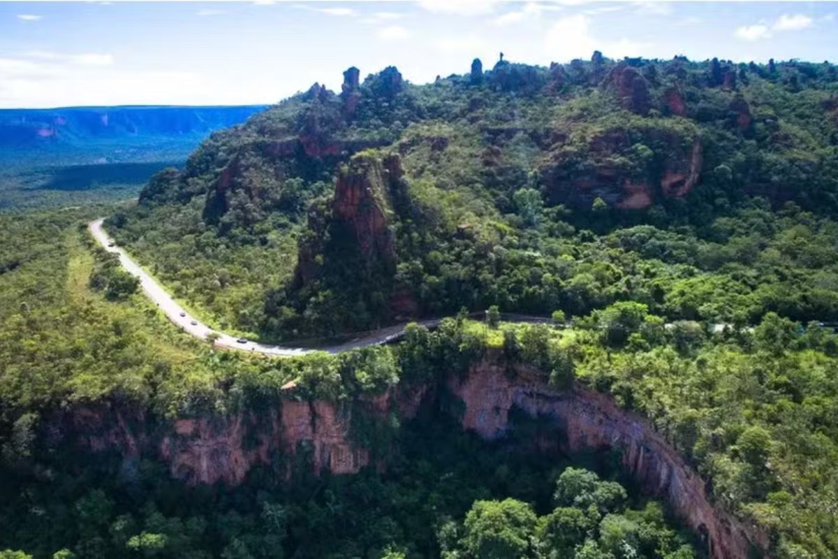 Região do Portão do Inferno, na estrada para Chapada dos Guimarães. (Foto: Sinfra-MT/Reprodução)