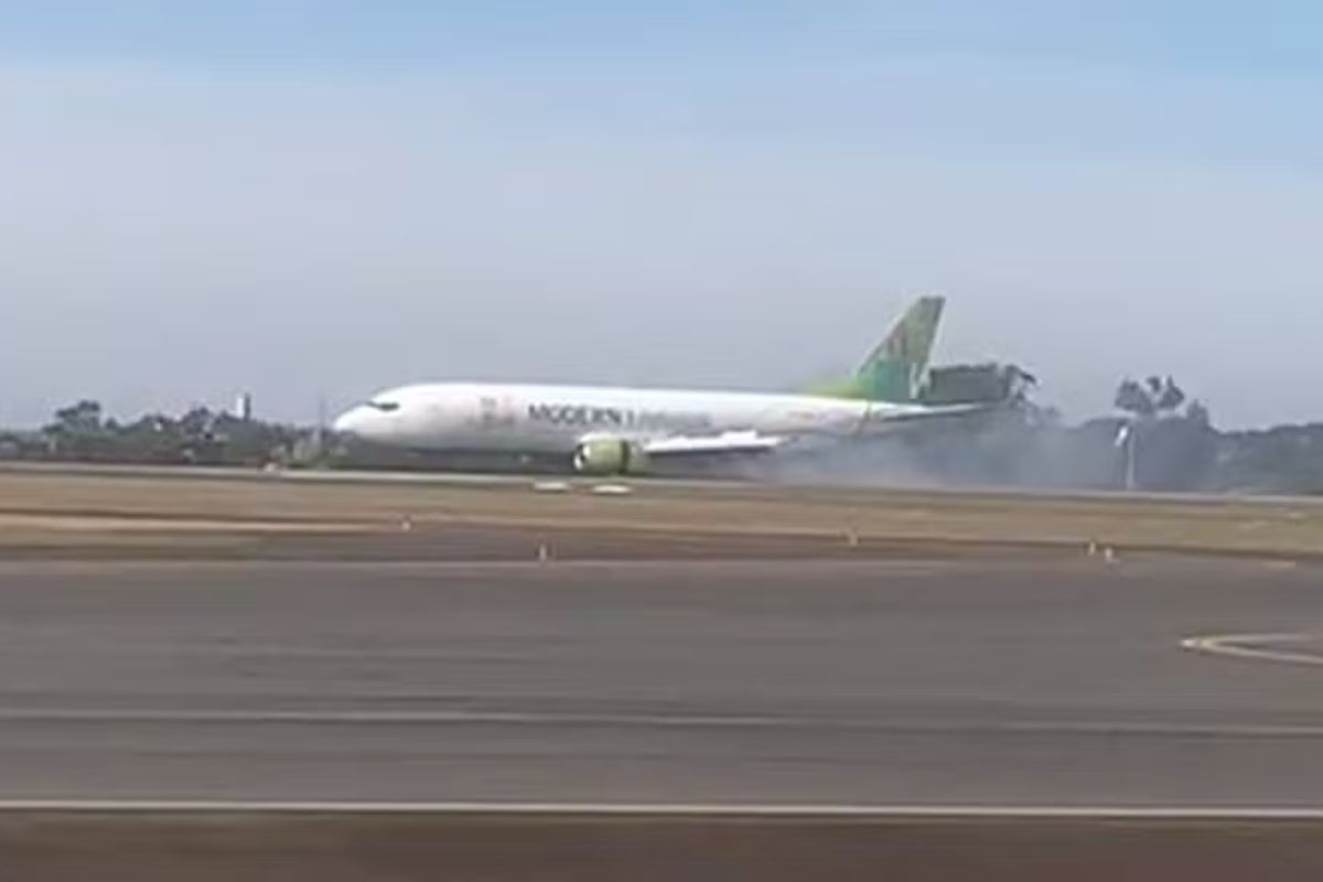 Pneus do Boeing 737 estouraram durante a decolagem e pouso. (Foto: Arquivo pessoal)