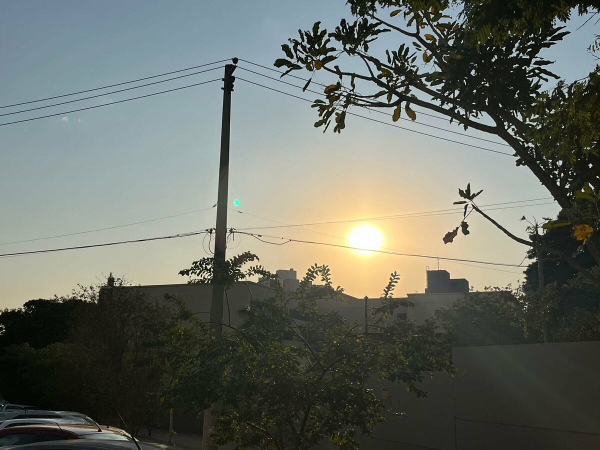 Sol brilhando forte no céu de Campo Grande, nesta segunda (Foto: Vinícius Souza)