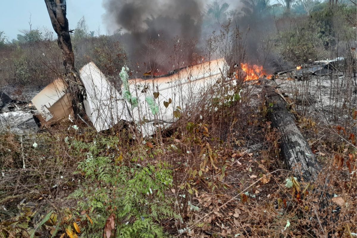 Foto mostra avião caído e em chamas na zona rural de Apiacás.