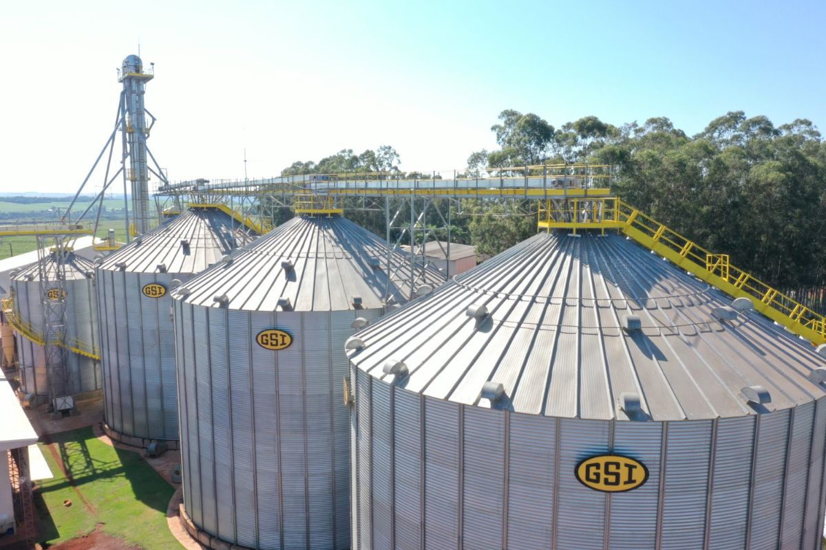 Construcao de unidade de recebimento e armazenagem de graos na Fazenda Betel Importancia dos silos