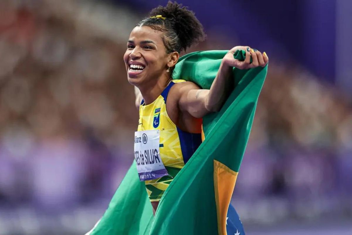 Rayane Soares celebra conquista de medalha (Foto: Wander Roberto/CPB)