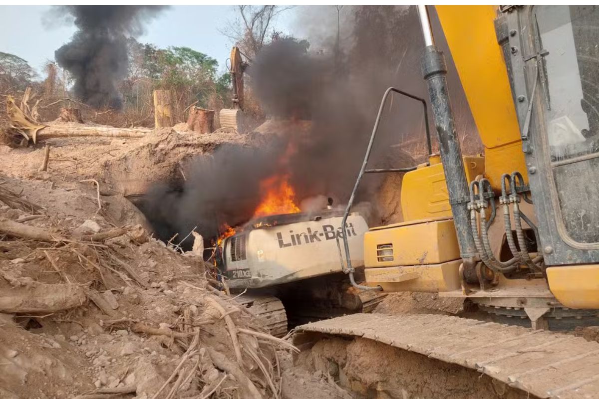 Máquina usada em garimpo ilegal sendo sendo destruída (Foto: Reprodução)