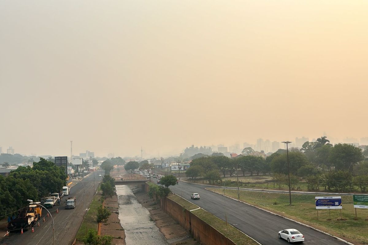 Fumaça apareceu cedo em Campo Grande (Foto: Magno Lemes)