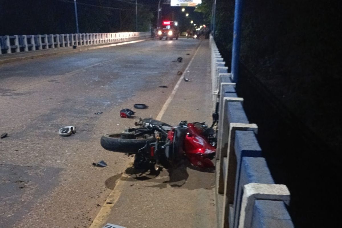 Moto atingida por carro na ponte sobre rio Aquidauana (Foto: Corpo de Bombeiros Aquidauana)