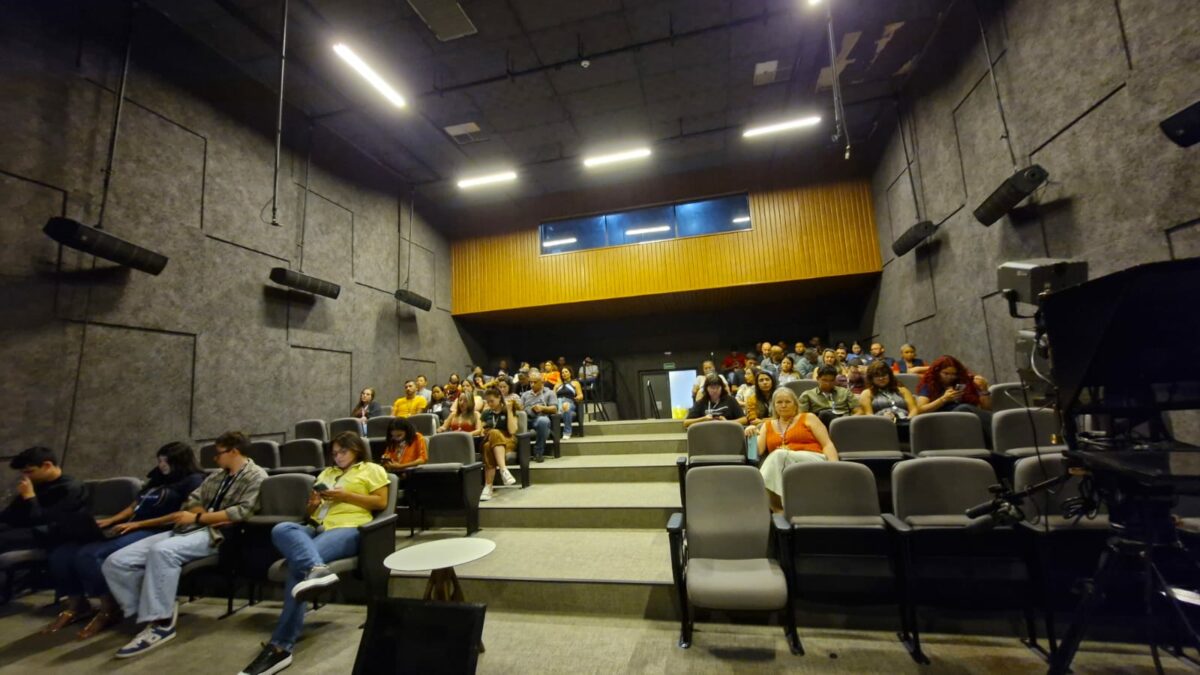 Funcionários da RMC assistindo palestra no Setembro Amarelo (Foto: Divulgação)