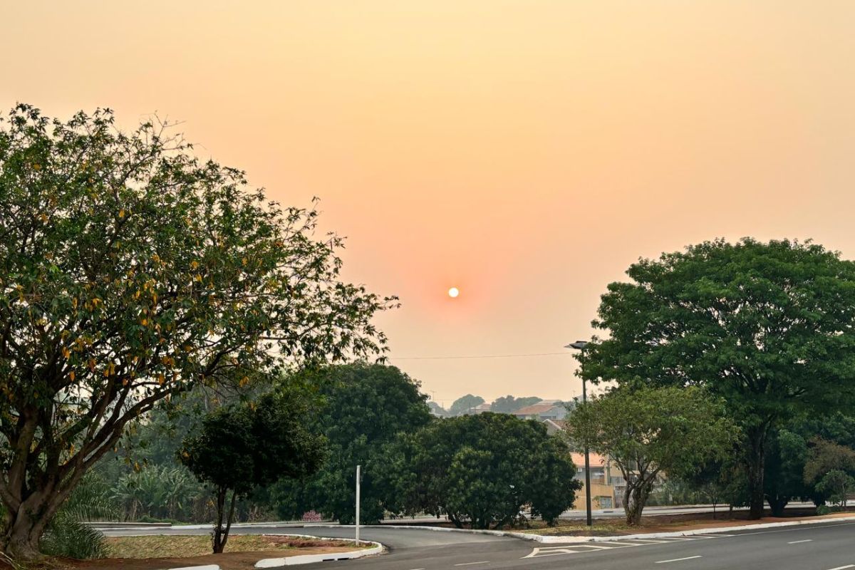 Céu de Campo Grande amanheceu coberto por fumaça; sol quase não apareceu (Foto: Magno Lemes)