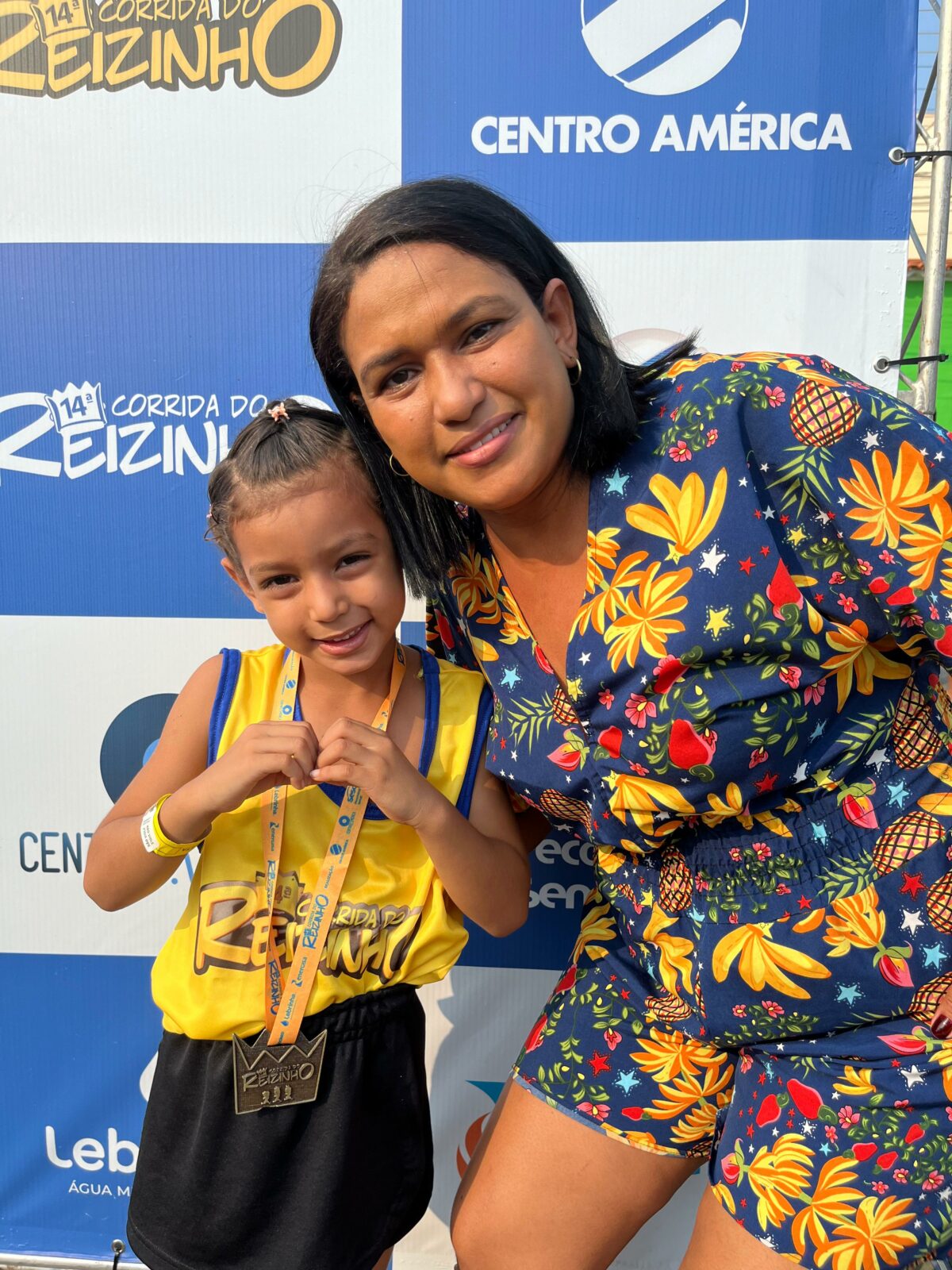 Verônica, de 5 anos, e a mãe após a corrida. (Foto: Primeira Página)