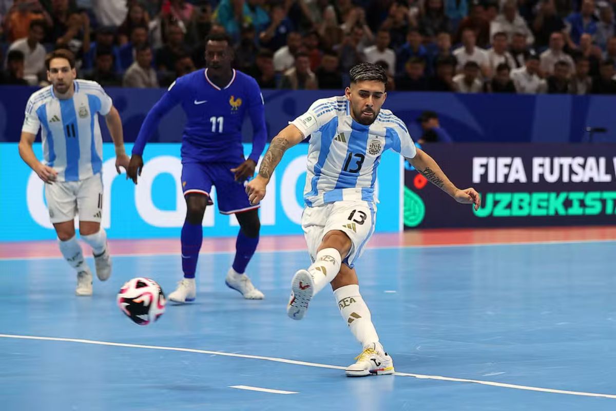 Arrieta bate pênalti para a Argentina na semifinal da Copa do Mundo de Futsal, contra a França — Foto: Robertus Pudyanto - FIFA/FIFA via Getty Images