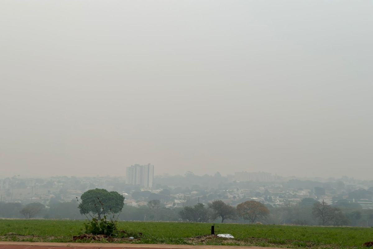 Fumaça encobrindo Campo Grande (Foto: Renata Fontoura)