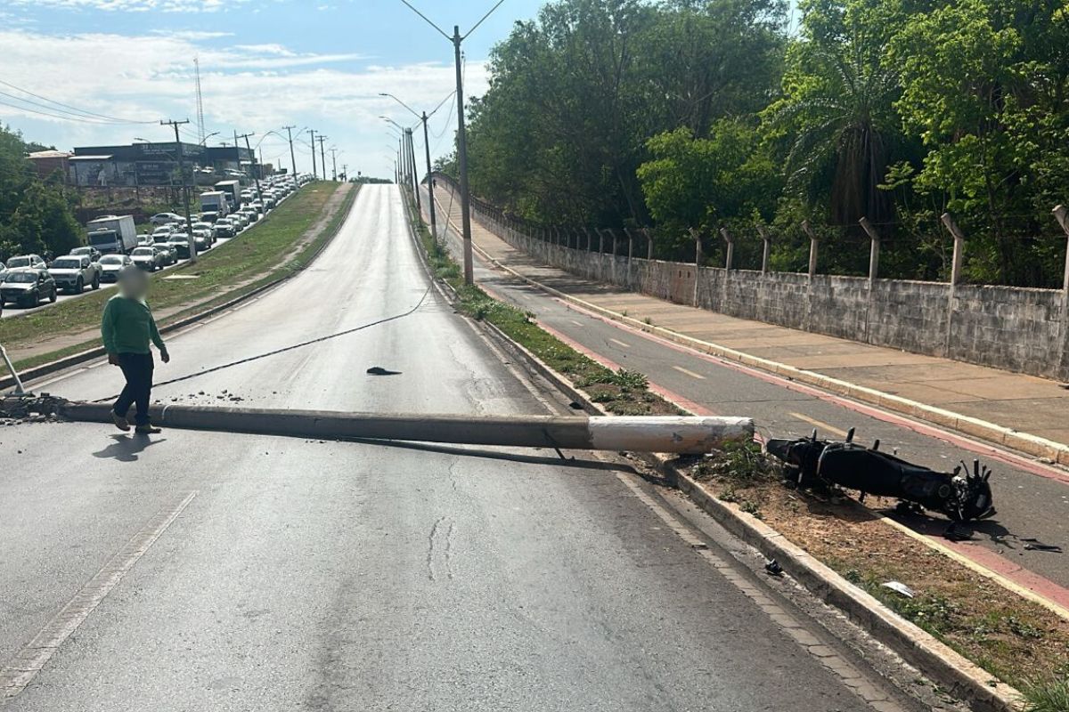 Trânsito ficou interrompido no local após acidente. (Foto: Reprodução)