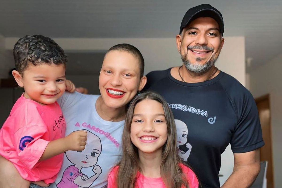 Paula, o marido e os dois filhos vestem a camiseta em homenagem à luta dela contra o câncer. (Foto: Redes Sociais)